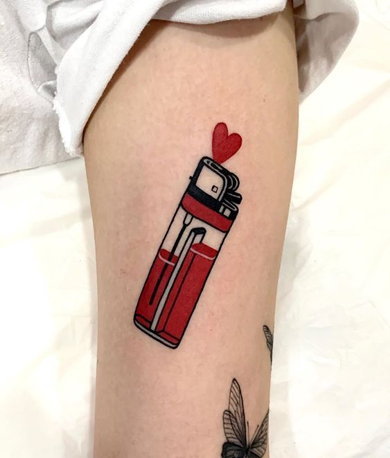 Chica con tatuaje de encendedor en color rojo