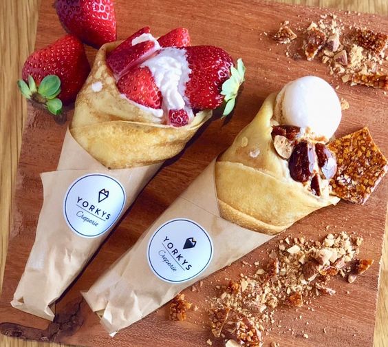 Crepas al estilo harajuku, con frutas y crema batida; recetas con crepas