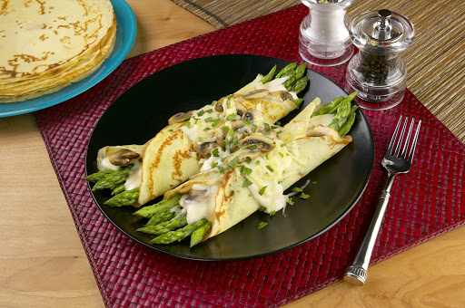 Crepas rellenas de espárragos con queso; recetas con crepas