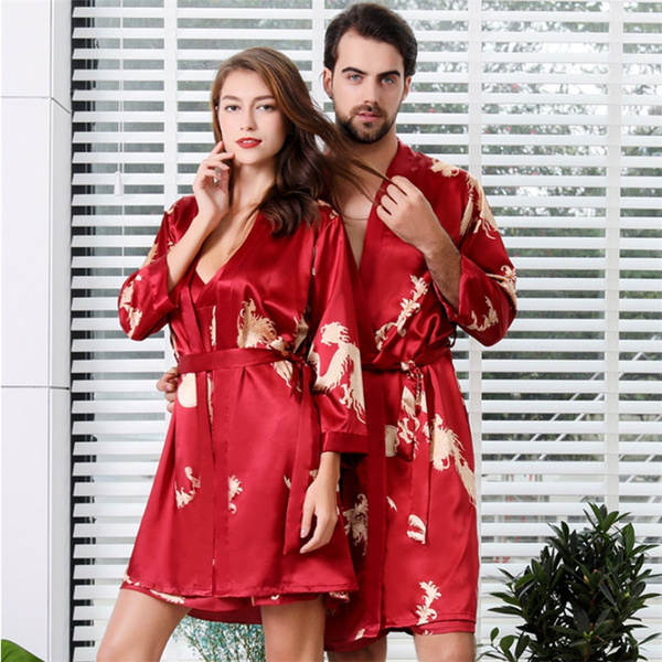 Pareja de novios llevando pijama de seda en color rojo; 14 Hermosos pijamas para usar en pareja