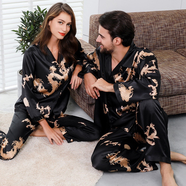 Pareja de novios llevando pijama de satín negro; 14 Hermosos pijamas para usar en pareja 