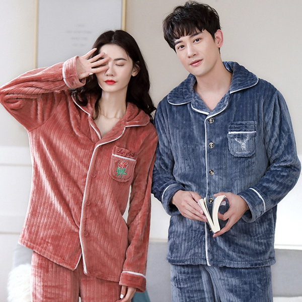 Pareja de novios llevando pijamas a juego de pana; 14 Hermosos pijamas para usar en pareja 