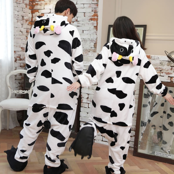 Pareja de novios con pijama de mameluco en forma de vacas; 14 Hermosos pijamas para usar en pareja 