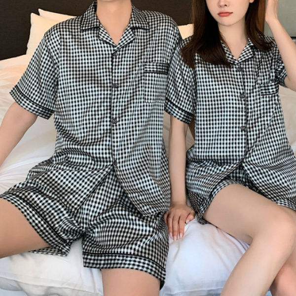 Pareja de novios llevando pijamas a juego de satín a cuadros y en short; 14 Hermosos pijamas para usar en pareja 