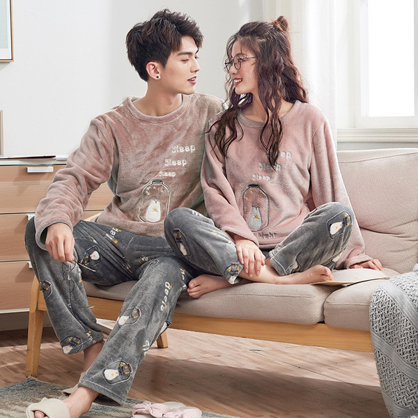 Pareja de novios llevando pijamas a juego en color gris claro y rosa palo; 14 Hermosos pijamas para usar en pareja 