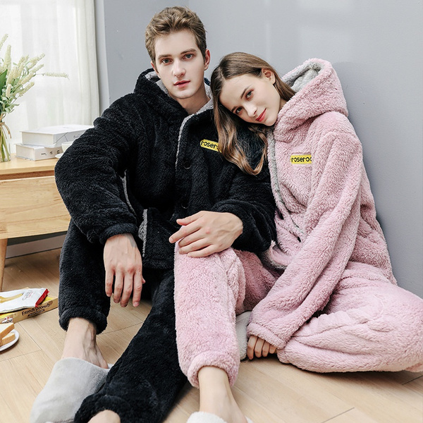 Pareja de novios llevando pijamas de mameluco a juego en color negro y rosa pastel; 14 Hermosos pijamas para usar en pareja 