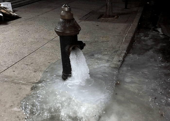 hidrante congelado por el frío