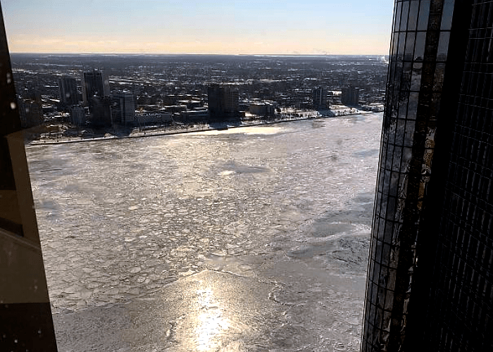 lago en la ciudad congelado por el frío