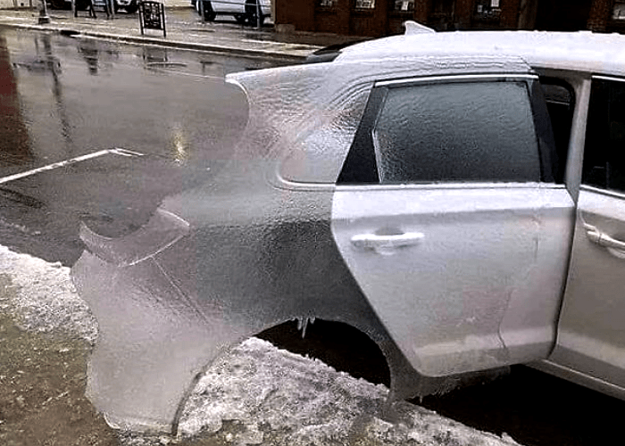 puerta de auto congelada por el frío
