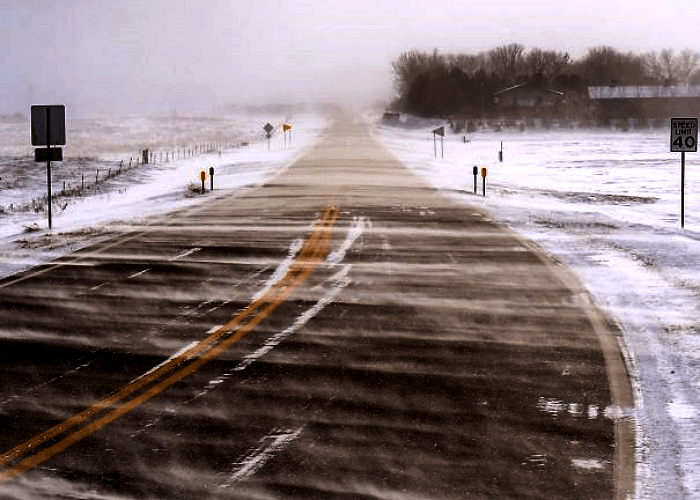 carretera, camino congelado por el frío