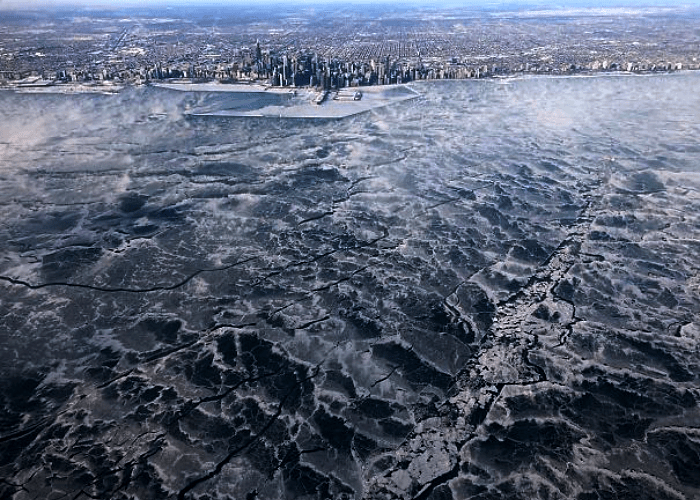 costa del mar congelada por el frío en la ciudad