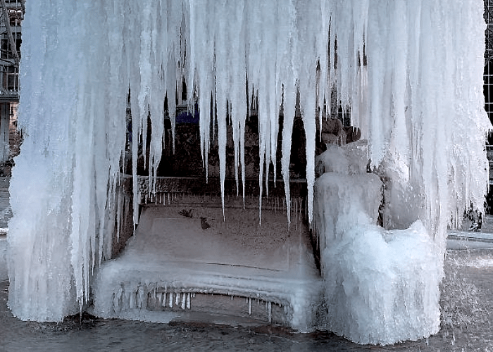 fuente en un parque, congelada por el frío en invierno