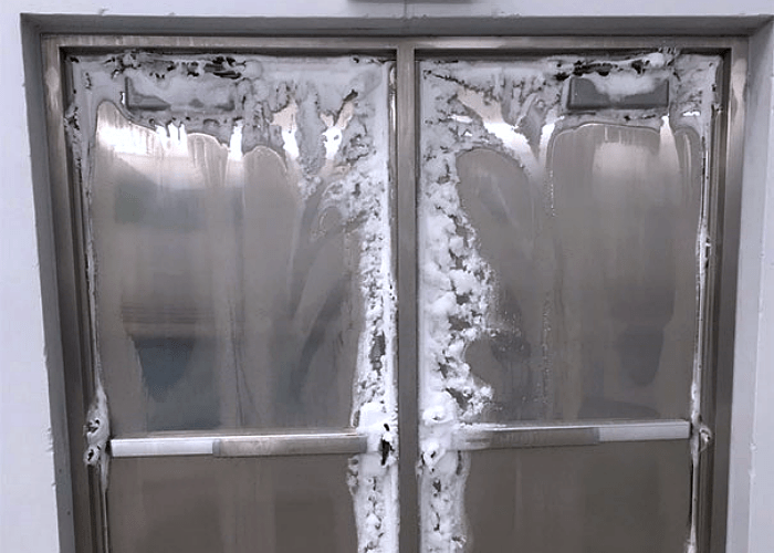 puertas de un hospital, congeladas por el frío en invierno