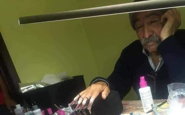 Papá de Jessica siendo el modelo de su hija para su examen virtual