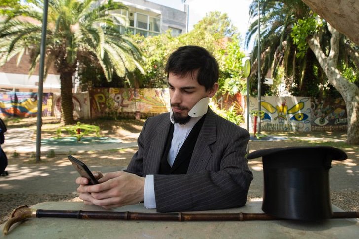 Santiago Pellegrini, joven que se viste como en 1880 y 1930