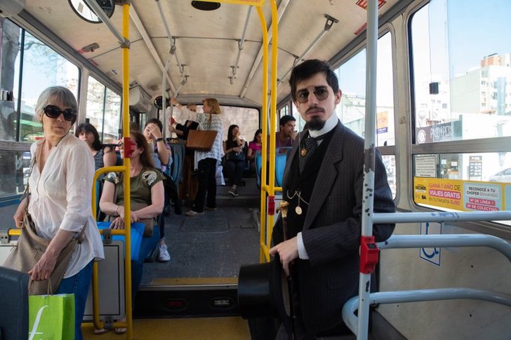 Santiago Pellegrini vistiendo traje de época en el autobús