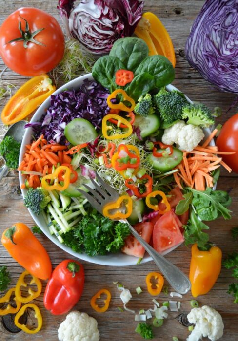 Bowl con ensalada de col morada y pimientos; 13 Sitios con deliciosas recetas para cocinar como una chef experta