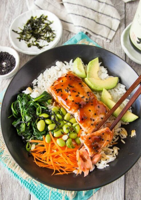 Bowl con arroz blanco, salmón y aguacate; 13 Sitios con deliciosas recetas para cocinar como una chef experta