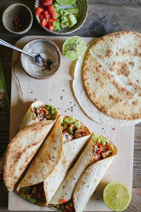 Burritos rellenos de camarones con verduras; 13 Sitios con deliciosas recetas para cocinar como una chef experta