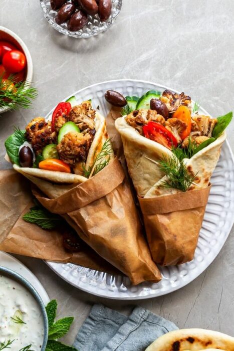 Conos de pan pita rellenos de verduras y pollo; 13 Sitios con deliciosas recetas para cocinar como una chef experta