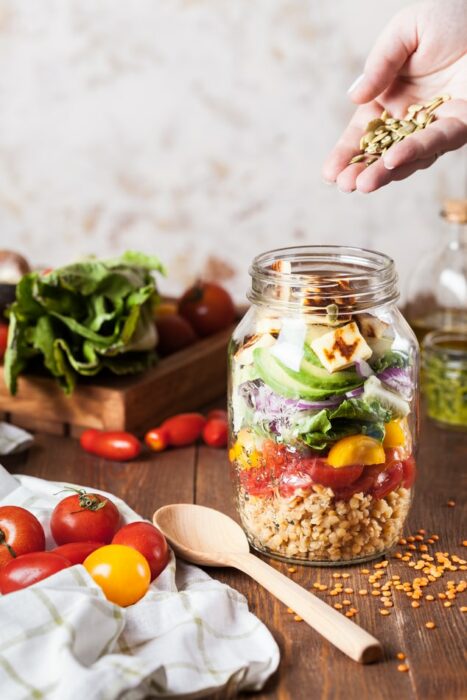 Frasco lleno de semillas con verduras frescas; 13 Sitios con deliciosas recetas para cocinar como una chef experta