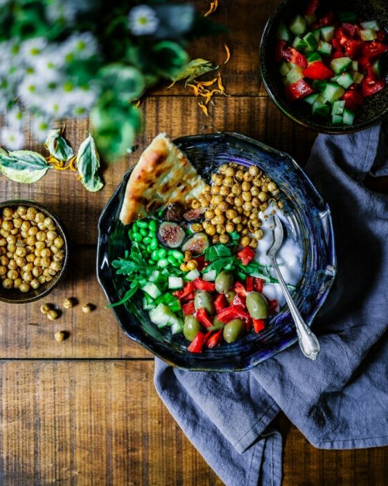 Bowl con rebanadas de pizza, garbanzos y verduras; 13 Sitios con deliciosas recetas para cocinar como una chef experta