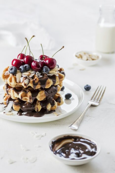 Plato con waffles cubiertos de chocolate derretido; 13 Sitios con deliciosas recetas para cocinar como una chef experta