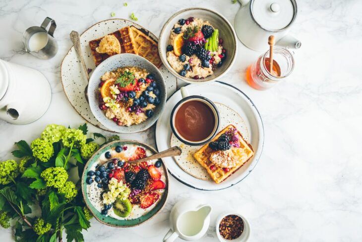 Platos con avena y topping de frutas frescas; 13 Sitios con deliciosas recetas para cocinar como una chef experta