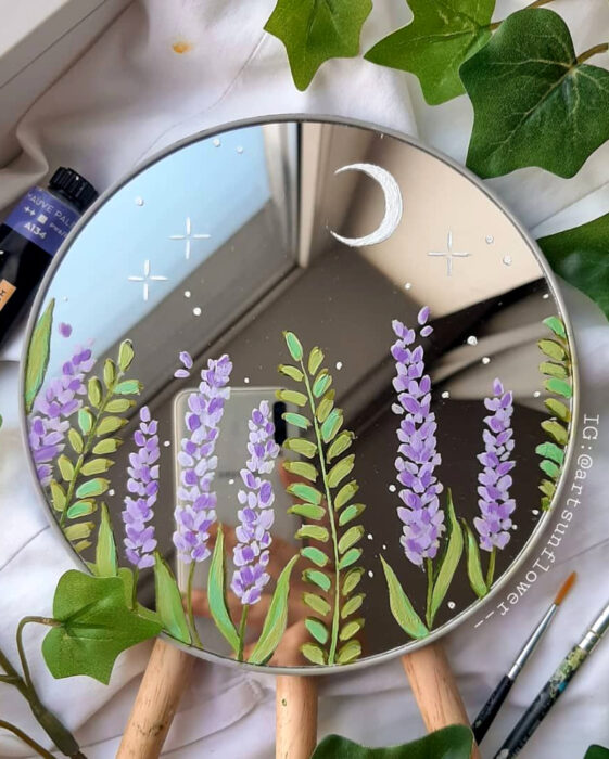 Espejo aesthetic pintado con acuarelas para selfies; flores, lavanda con luna y estrellas