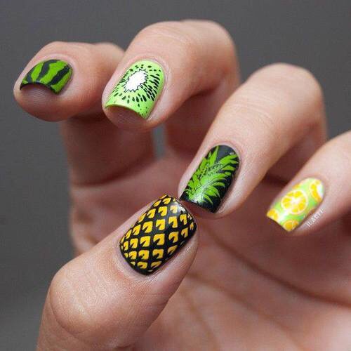 Manicura en tono verde con líneas negras y decorado con piña amarilla
