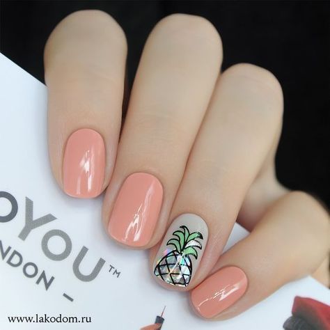 Manicura rosa pastel con una uña color carne decorada con piña cromática