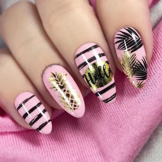 Manicura rosa pastel con efectos de delineado en negro y decorado de piñas