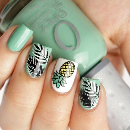 Manicura en color menta con decorado de piña y flores verdes