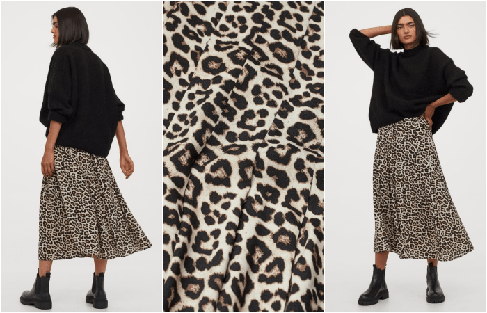 chica morena usando un suéter negro, botines de suela negros y falda larga con estampado de chita animal print