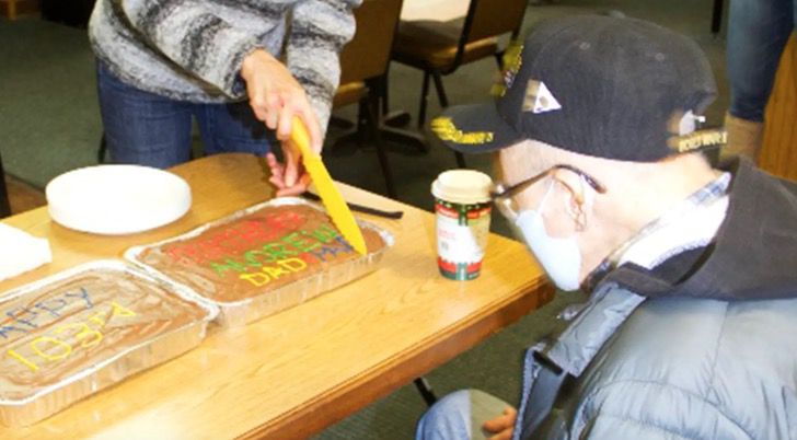 Andrew Slavonic celebrando su cumpleaños con un pastel casero