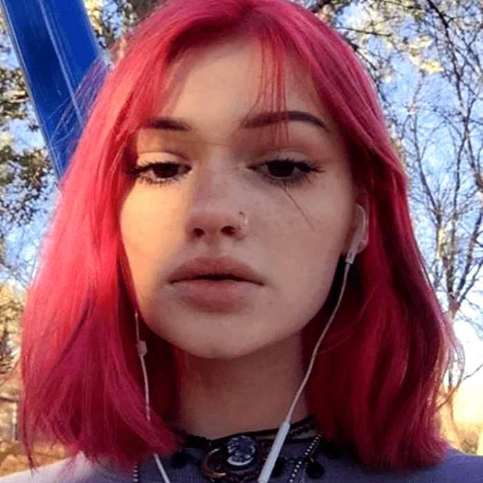 chica de cabello teñido color rosa neón corto con fleco pequeño