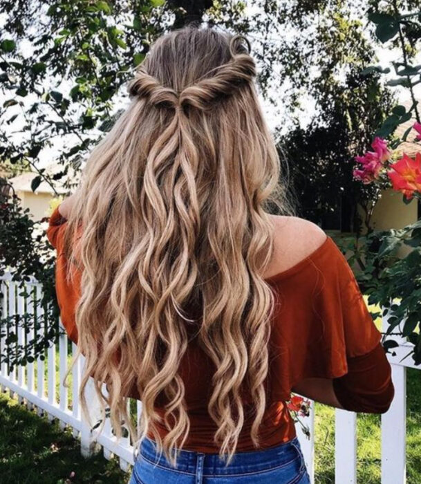 Chica de cabello castaño suelto con un twist