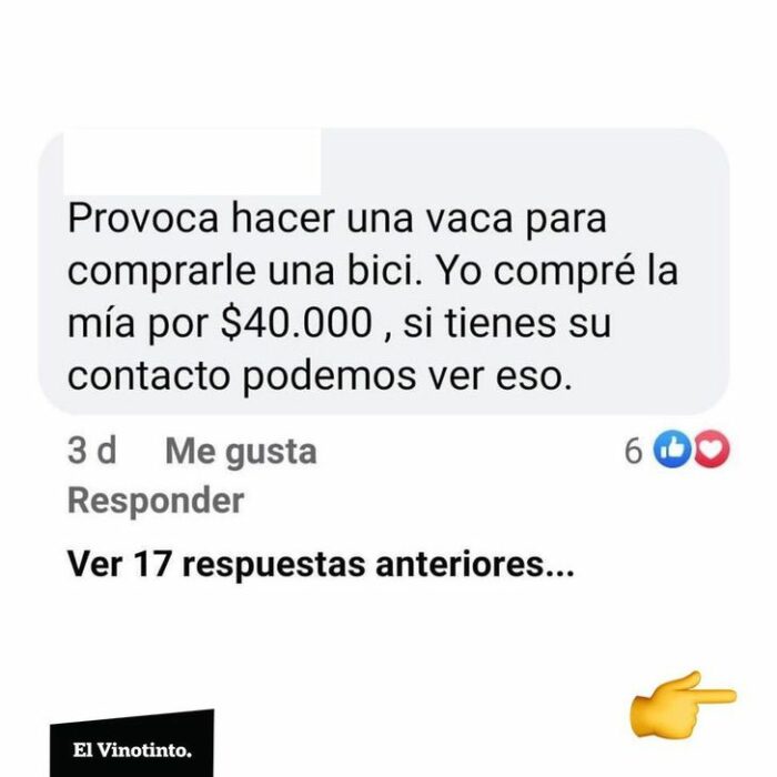 Repartidor de 60 años posando junto a su bicicleta