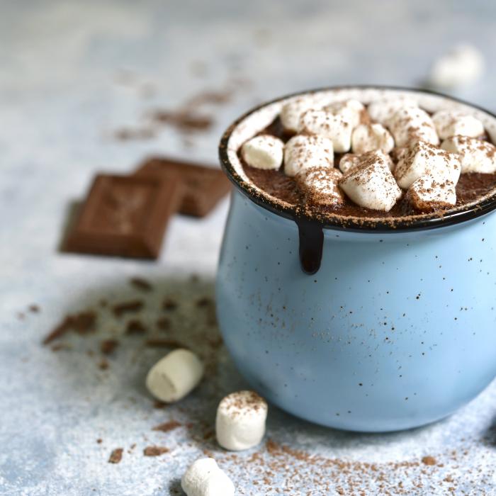 Taza de chocolate oscuro decorado con bombones