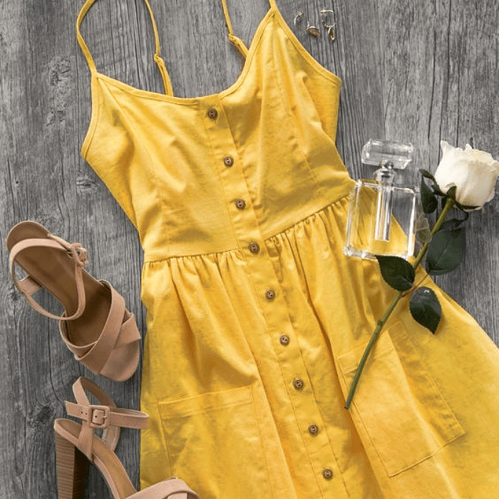 vestido amarillo de tirantes con botones al frente