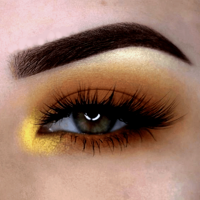 maquillaje de ojos con sombras en tonos naranjas, amarillos y dorados