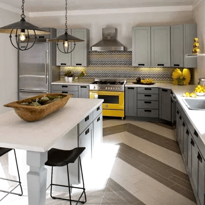 cocina decorada en amarillo y gris, con estufa amarilla y gabinetes grises