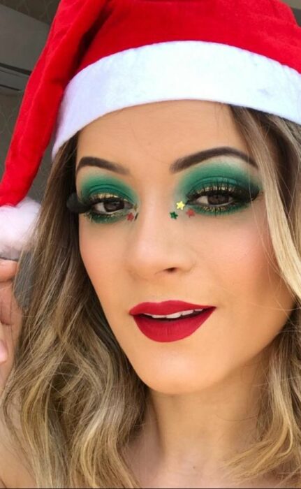 Chica con maquillaje en tono verde con destellos en parpados; Maquillajes para celebrar Navidad