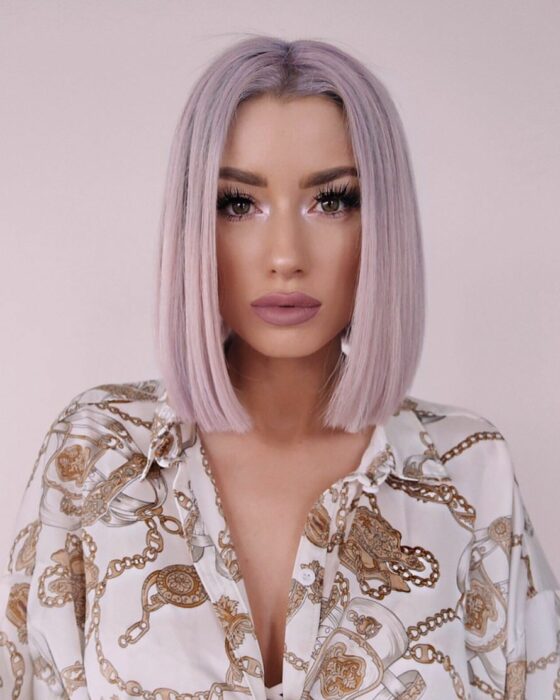 Chica con el cabello hasta la barbilla y teñido en color rosa