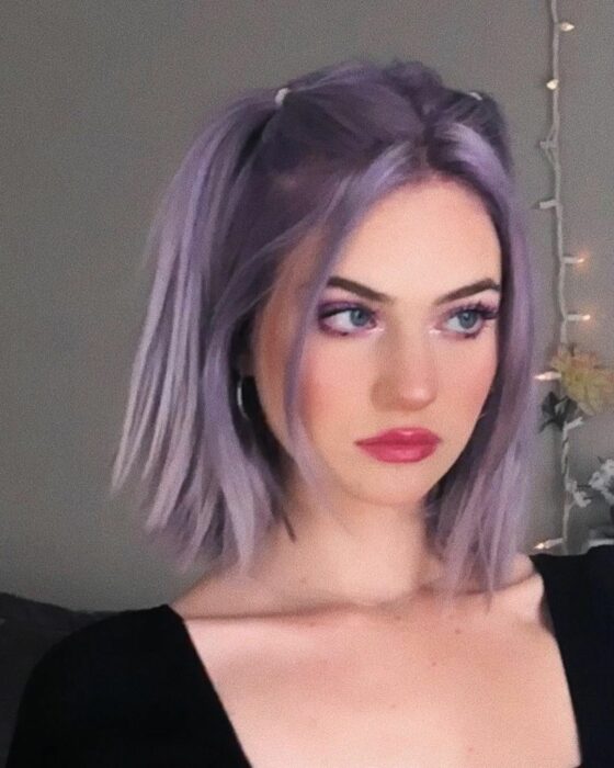 Chica con el cabello teñido de color púrpura