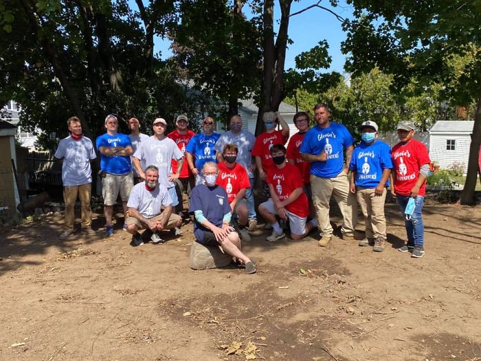 Grupo de voluntarios con playeras rojas con azul 