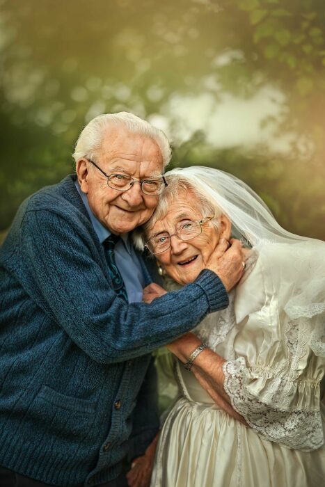 Fotografía de Sujata Setia, donde están Mel y Vera abrazándose y sonriendo
