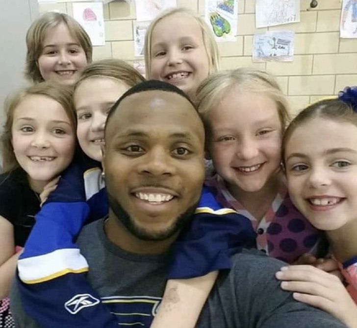 Maestro tomando una selfie junto a sus alumnos; Expandillero es elegido como el mejor maestro del año en Estados Unidos