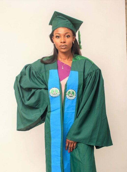 Chica con toga verde en su graduación; Vivía en edificios sin terminar, no tenía recursos, pero logró graduarse con honores