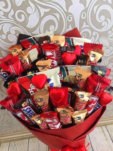 Ramos de chocolates variados envueltos en un papel rojo